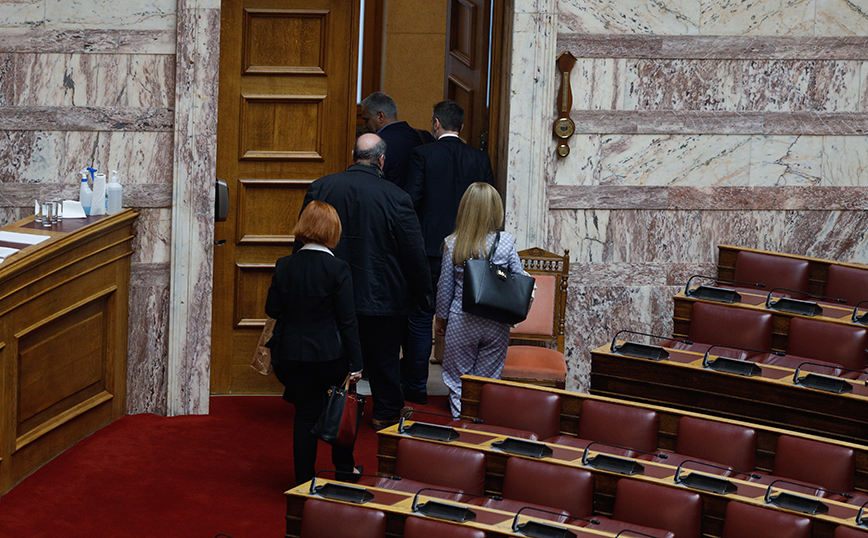 Αποχώρησαν οι βουλευτές του ΣΥΡΙΖΑ από την Ολομέλεια για να πάνε στο συλλαλητήριο
