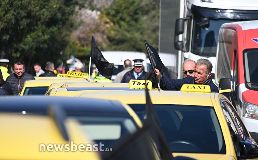 Σήκωσαν χειρόφρενο οι οδηγοί ταξί – Δείτε φωτογραφίες και βίντεο από την συγκέντρωση