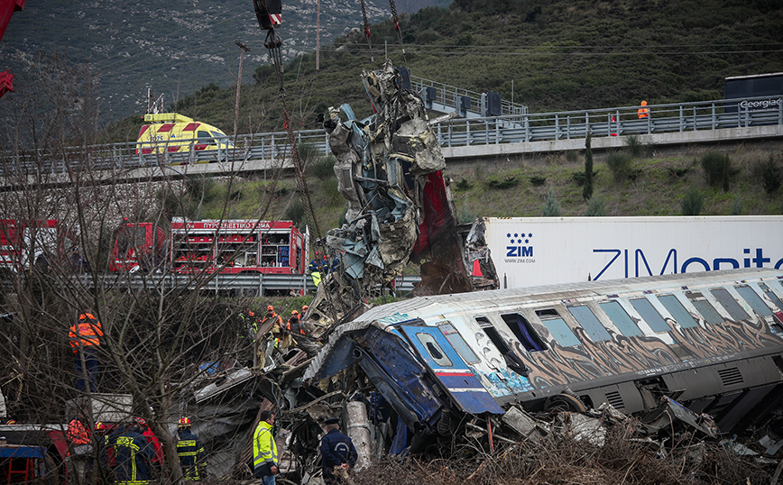 Οι εικόνες της τραγωδίας των Τεμπών κάνουν τον γύρο του κόσμου: «Δάκρυα και Οργή»