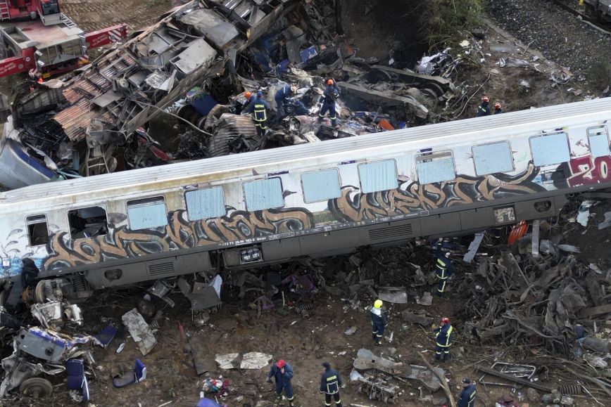 Σύγκρουση τρένων στα Τέμπη: «Την ώρα της τραγωδίας ακούγονταν τραγούδια μέσα από το σταθμαρχείο»
