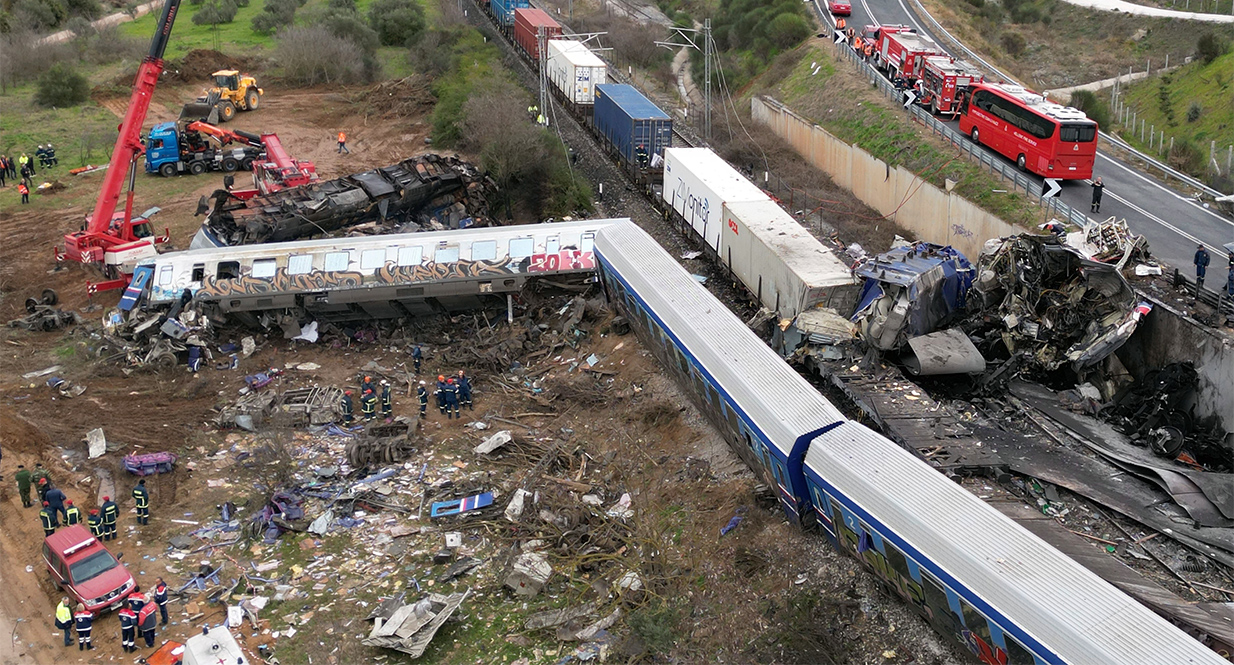 Σύγκρουση τρένων στα Τέμπη: Ανείπωτη τραγωδία με 36 νεκρούς, ανασύρουν απανθρακωμένα πτώματα – Φόβοι ότι ο αριθμός θα αυξηθεί