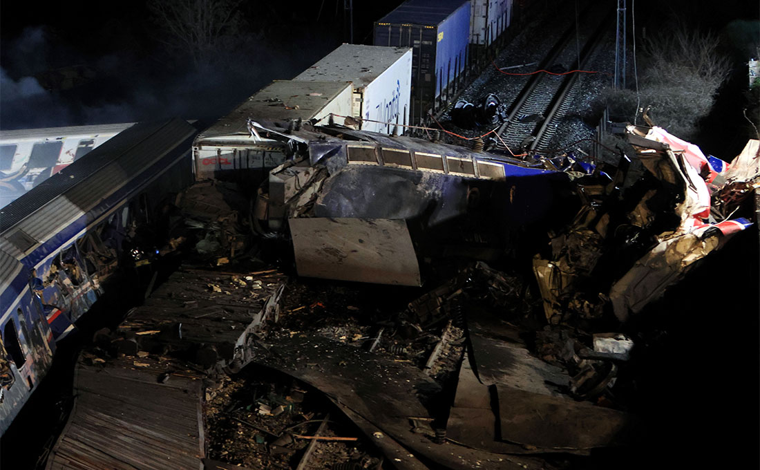 Σύγκρουση τρένων στα Τέμπη: Σοκάρουν οι φωτογραφίες από το σημείο &#8211; Τα βαγόνια έγιναν άμορφη μάζα