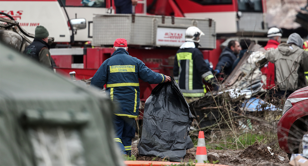 Σύγκρουση τρένων στα Τέμπη: Τα συνεργεία κάνουν φύλλο και φτερό το τρίτο βαγόνι – «Γέμισαν 20 σακούλες με ανθρώπινα μέλη»