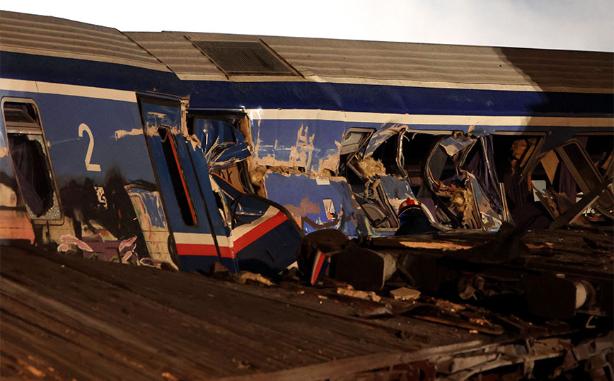 Σύγκρουση τρένων στα Τέμπη &#8211; Συγκλονίζουν οι μαρτυρίες: «Είχαν λιώσει κομμάτια μεταλλικά από τα βαγόνια»