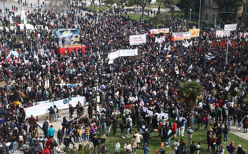 Στους δρόμους για την τραγωδία στα Τέμπη οι Θεσσαλονικείς: «Το έγκλημα αυτό δεν θα ξεχαστεί»