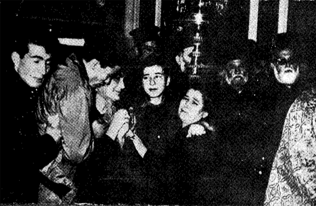 Συγγενείς των θυμάτων ολοφρύονται κατά την επιμνημόσυνη δέηση που εψάλη στα Χανιά για τα θύματα του Ηράκλειον