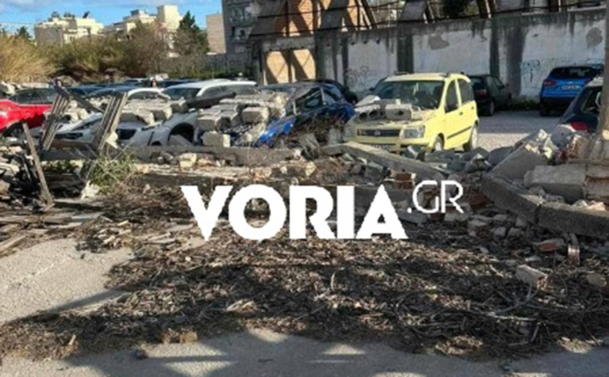 Θεσσαλονίκη: Κατέρρευσε τοίχος εγκαταλελειμμένου κτιρίου λόγω των ισχυρών ανέμων – Ζημιές σε 10 οχήματα