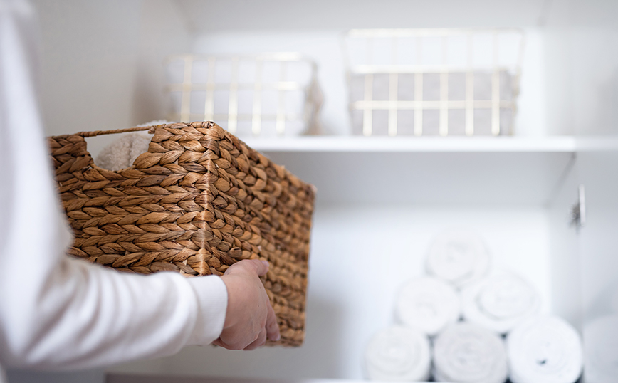 ψάθινο καλάθι σε ντουλάπα ψάθινο καλάθι σε ντουλάπα