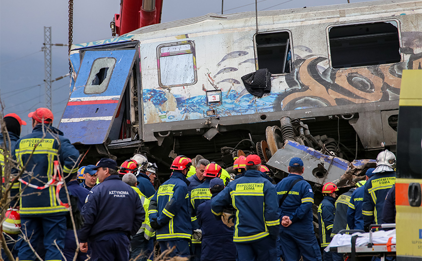 Σύγκρουση τρένων στα Τέμπη: «Υπάρχουν 44 νεκροί και ένας σάκος με διάσπαρτα μέλη»