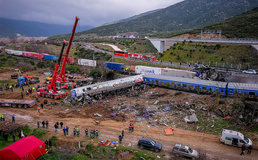 Νέα αποκαλυπτική συνομιλία για την τραγωδία στα Τέμπη: Ο μηχανοδηγός ρώτησε τρεις φορές τον σταθμάρχη αν πηγαίνει σωστά