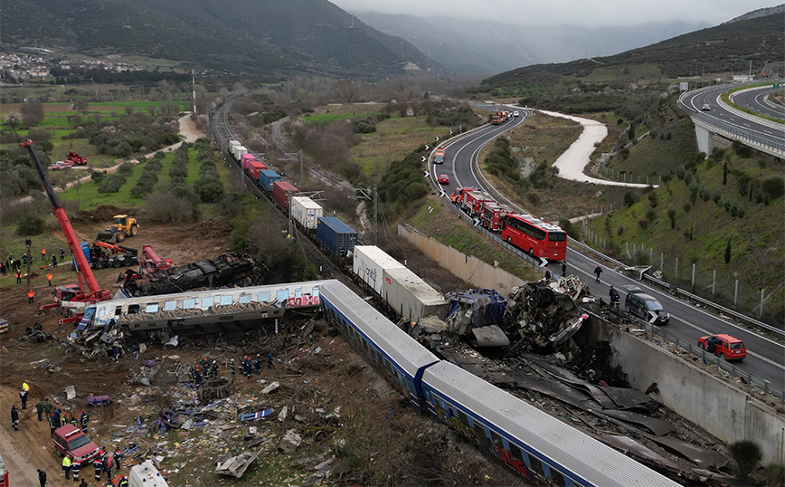 Σύγκρουση τρένων στα Τέμπη: Φωτογραφίες που σοκάρουν &#8211; Οι διασώστες ψάχνουν για εγκλωβισμένους μέσα στα διαλυμένα βαγόνια