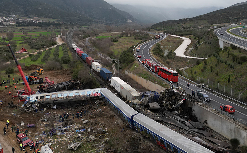 Σύγκρουση τρένων στα Τέμπη: Φωτογραφίες που σοκάρουν – Οι διασώστες ψάχνουν για εγκλωβισμένους μέσα στα διαλυμένα βαγόνια