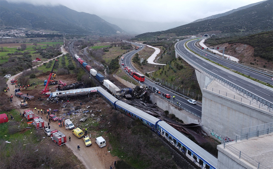 Σύγκρουση τρένων στα Τέμπη: Η καταστροφή από ψηλά με το πρώτο φως της μέρας – Δείτε φωτογραφίες