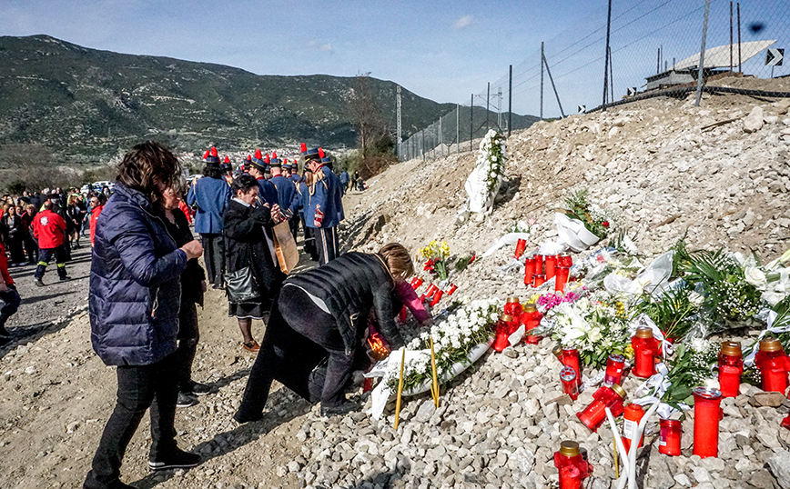 Τρισάγιο στα Τέμπη στη μνήμη των νεκρών της σιδηροδρομικής τραγωδίας &#8211; Συγκλονισμένοι συγγενείς και κάτοικοι