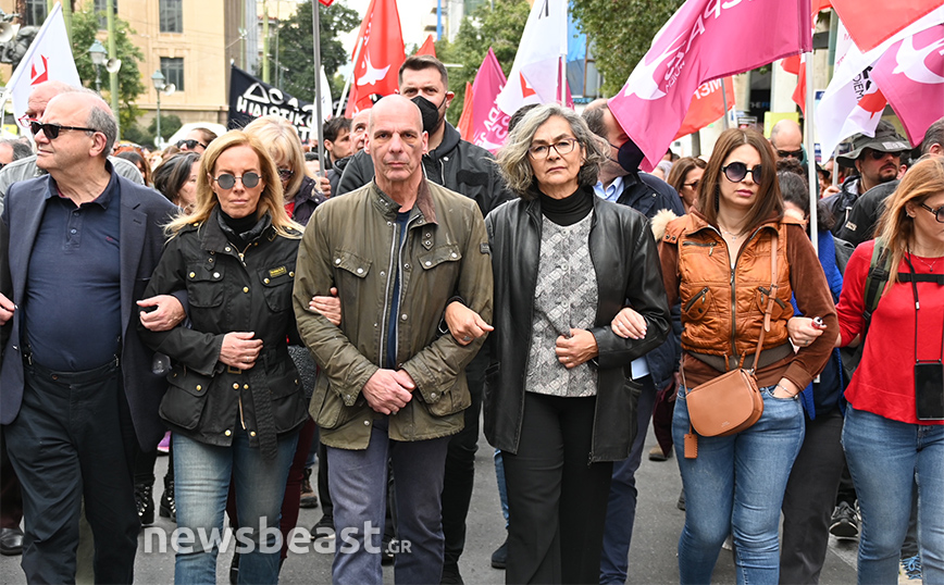 Ο Βαρουφάκης αγκαζέ με τη Δανάη στην πορεία για τα Τέμπη, λίγες ημέρες μετά την επίθεση στα Εξάρχεια