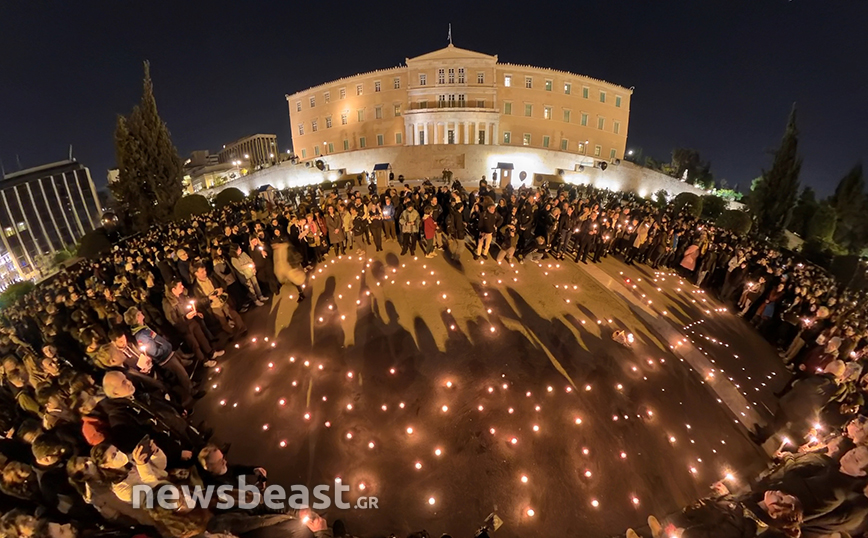 Σχημάτισαν με κεριά τη φράση «πάρε με όταν φτάσεις» έξω από τη Βουλή &#8211; Συγκέντρωση διαμαρτυρίας για τα Τέμπη