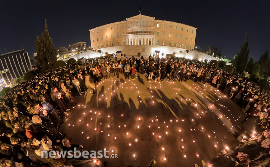 Σχημάτισαν με κεριά τη φράση «πάρε με όταν φτάσεις» έξω από τη Βουλή – Συγκέντρωση διαμαρτυρίας για τα Τέμπη