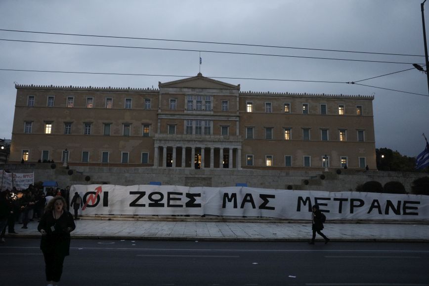 Σύγκρουση τρένων στα Τέμπη: Σιωπηρή διαμαρτυρία σήμερα στο Σύνταγμα και πορεία μαθητών στο κέντρο