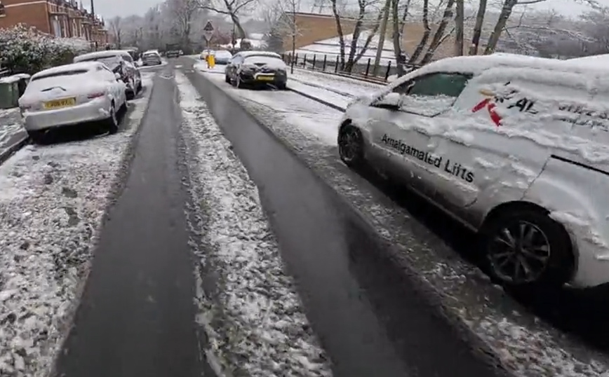 Μάρτιος με χιόνια στο Λονδίνο: Κλειστά σχολεία, προβλήματα στα αεροδρόμια