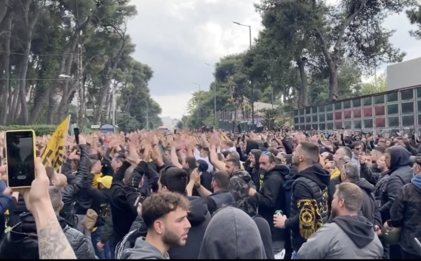 Τρέλα στην ΑΕΚ: Χιλιάδες οπαδοί στο ξενοδοχείο πριν το ντέρμπι τίτλου με Παναθηναϊκό