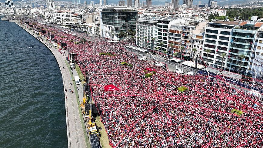Εκλογές στην Τουρκία: Το εντυπωσιακό «κόκκινο ποτάμι» των οπαδών του Κεμάλ Κιλιτσντάρογλου στη Σμύρνη