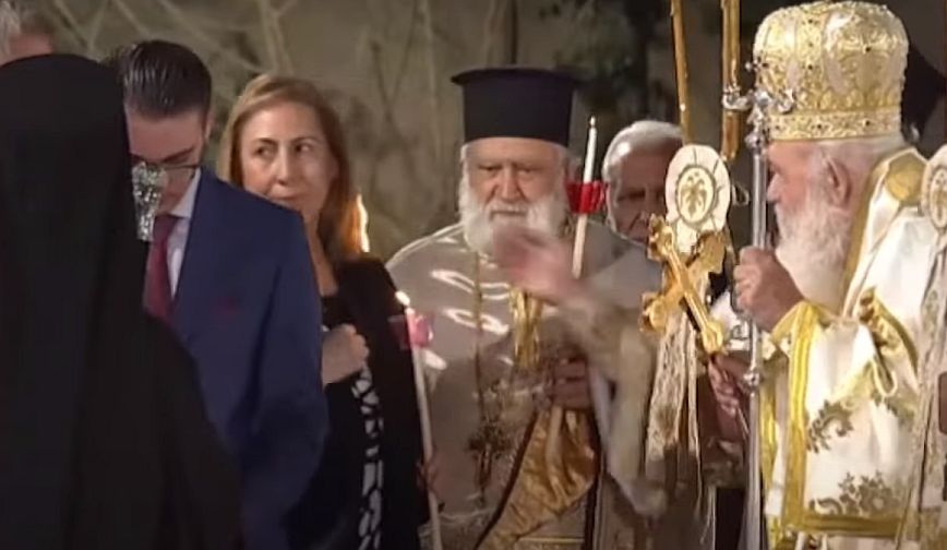 Τα μαλλιά της Μαριλίζας Ξενογιαννακοπούλου πήραν φωτιά στην Μητρόπολη Αθηνών – Ένας ιερέας την έσωσε από τα χειρότερα