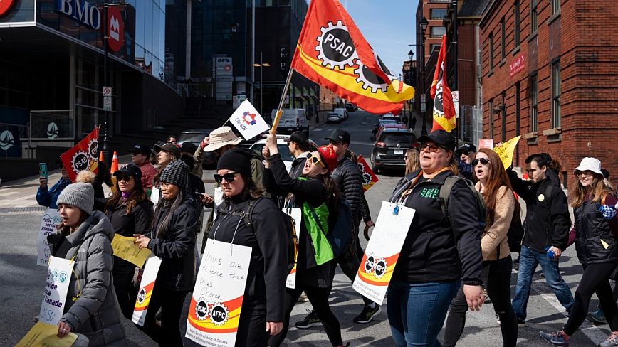 Καναδάς: Η μεγαλύτερη απεργία στον δημόσιο τομέα έχει προκαλέσει σοβαρά προβλήματα στο μεταναστευτικό σύστημα της χώρας