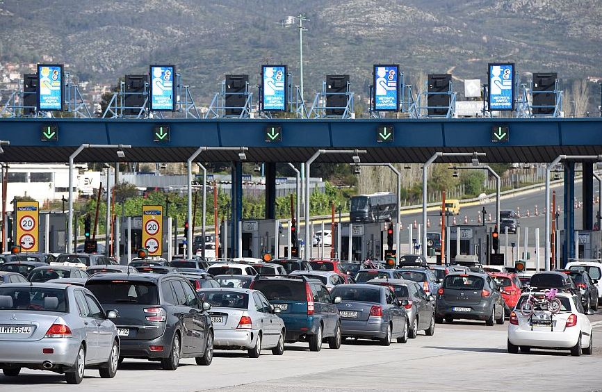 Άρον άρον εγκατέλειψαν την πρωτεύουσα οι Αθηναίοι &#8211; Πάνω από 570.000 οχήματα πέρασαν τα διόδια