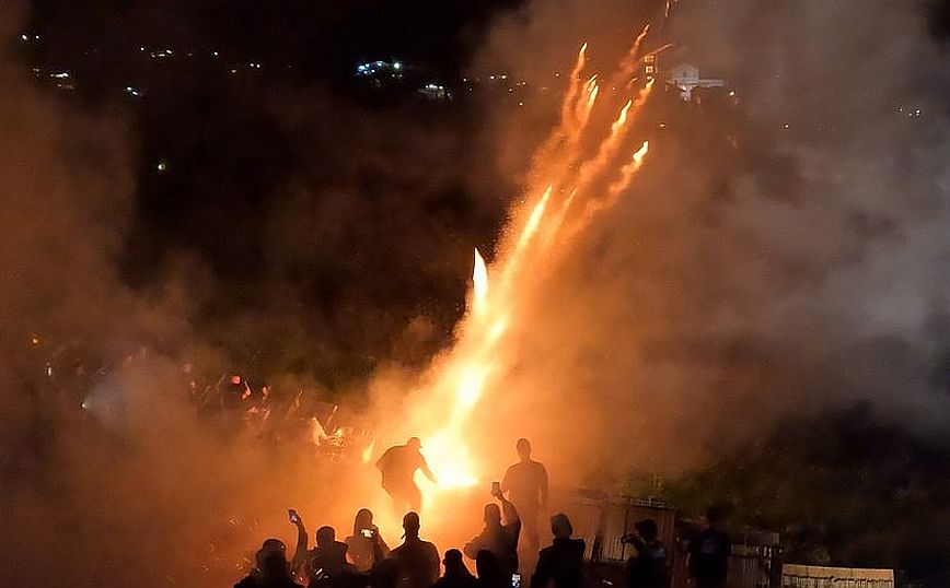 Εντυπωσιακές εικόνες από τον παραδοσιακό ρουκετοπόλεμο στο Βροντάδο Χίου