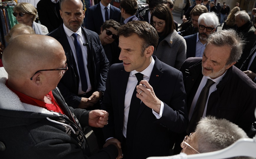 Επίσκεψη-έκπληξη του Μακρόν σε λαϊκή αγορά όπου λογομάχησε… φιλικά – «Πουλάς φούμαρα, λες βλακείες»