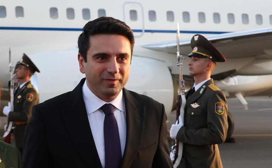 Ο πρόεδρος της Βουλής της Αρμενίας έφτυσε κατάμουτρα στον δρόμο έναν πολίτη που τον αποκάλεσε προδότη