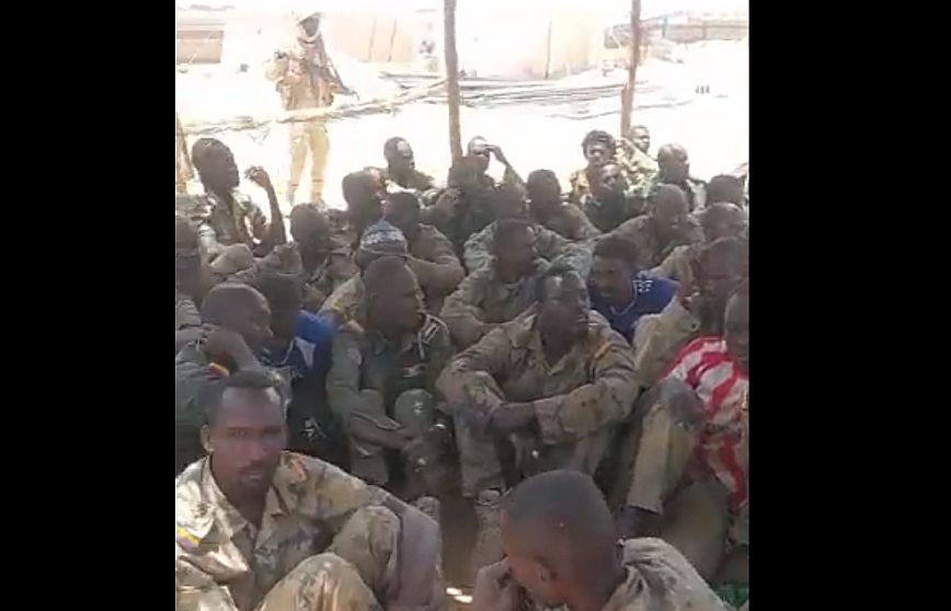 Σουδάν: Παραστρατιωτική δύναμη κοινοποιεί βίντεο που, όπως ισχυρίζεται, δείχνει αιγυπτιακά στρατεύματα να «παραδίδονται»