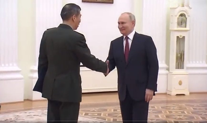Ρωσία: Ο Πούτιν συναντήθηκε με τον υπουργό Αμυνας της Κίνας και χαιρέτησε τη στρατιωτική συνεργασία των δύο χωρών