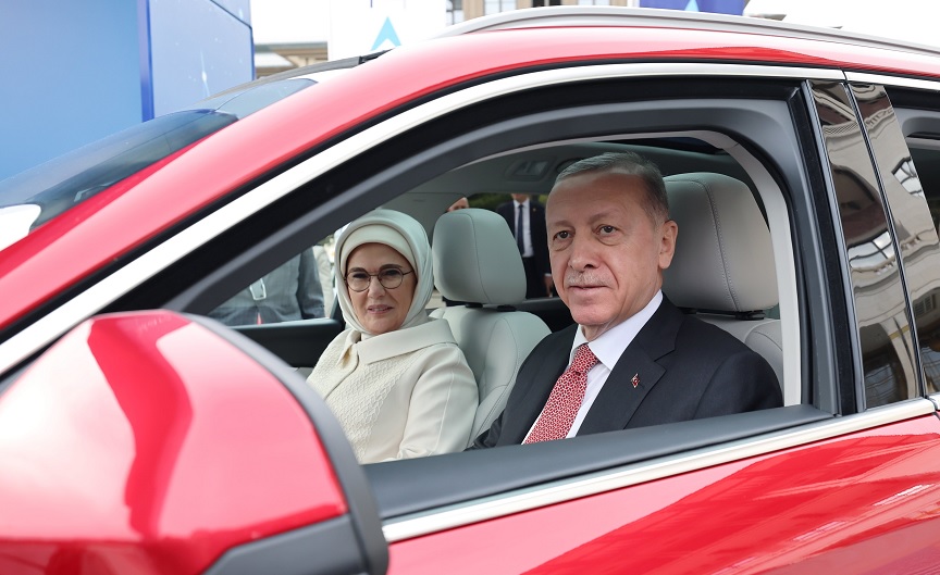 Ο Ρετζέπ Ταγίπ Ερντογάν και η Εμινέ οδήγησαν το πρώτο τουρκικό ηλεκτρικό αυτοκίνητο