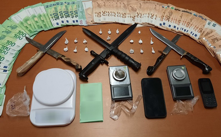 Τον έπιασαν επ’ αυτοφώρω να πουλάει ναρκωτικά – Σπίτι είχε κοκαΐνη, μαχαίρια και σχεδόν 10.000 ευρώ