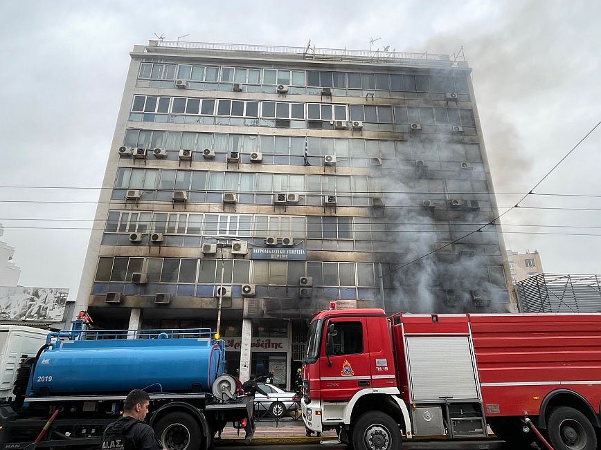 Υπό έλεγχο η φωτιά σε κατάστημα χρωμάτων στον Πειραιά