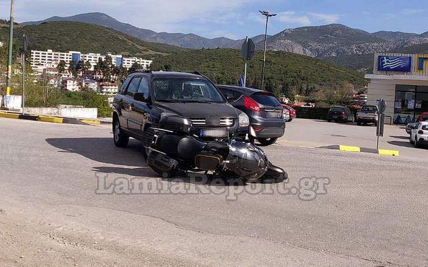 Τροχαίο ατύχημα σε διασταύρωση στη Λαμία: Μηχανή συγκρούστηκε με τζιπ που παραβίασε STOP