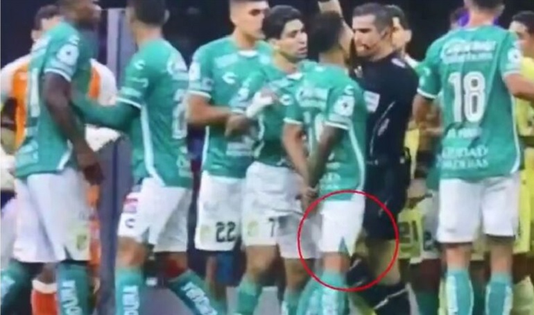 Μεξικό: Διαιτητής χτύπησε παίκτη στο&#8230; ευαίσθητο σημείο με το γόνατό του
