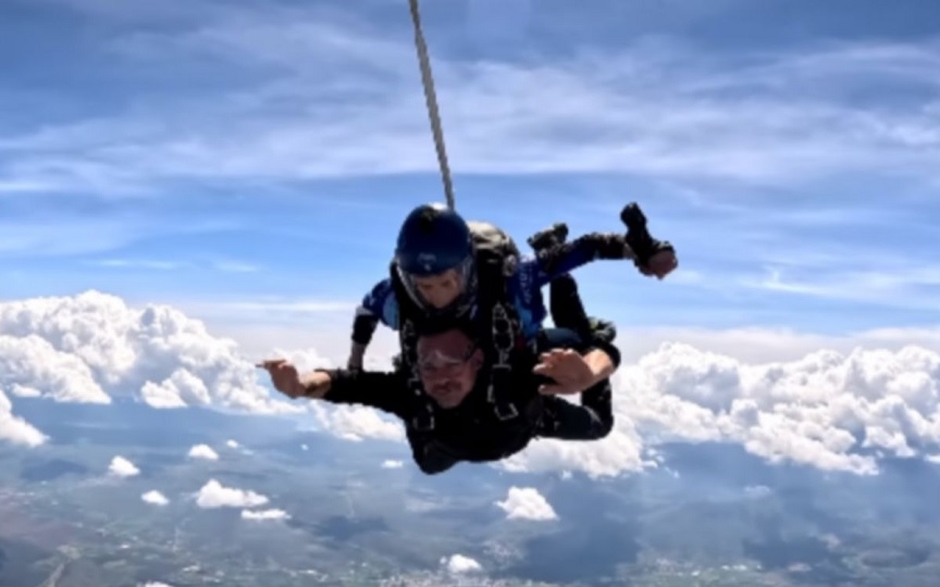 Ντέμης Νικολαΐδης: Πήδηξε με αλεξίπτωτο από τα 14.000 πόδια