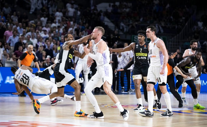 Euroleague: Σύρραξη άνευ προηγουμένου στη Μαδρίτη – Διεκόπη ο αγώνας της Ρεάλ με τη Παρτιζάν (80-95)