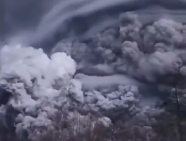 Έκρηξη ηφαιστείου στη Ρωσία: Ολόκληρες περιοχές θάφτηκαν στην τέφρα