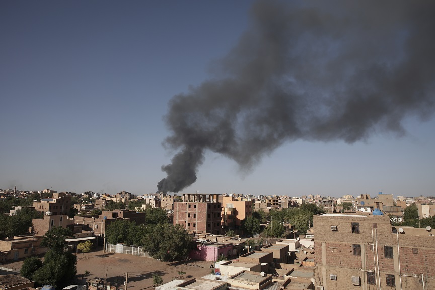 Σουδάν: Ο πόλεμος κλιμακώνεται με εντατικούς βομβαρδισμούς, καταστροφές και λεηλασίες