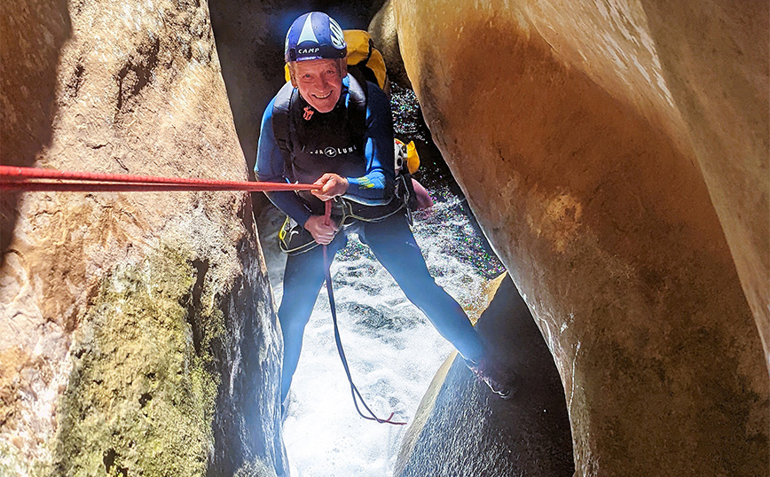 Ο «λύκος του φαραγγιού» είναι 82 ετών και έχει διασχίσει πάνω από 1.000 φαράγγια σε όλο τον πλανήτη