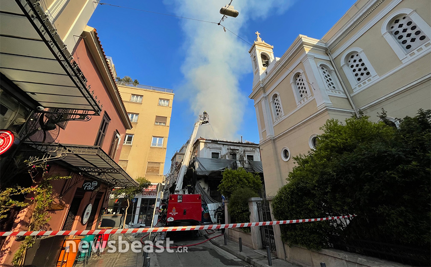 Φωτιά στην Αιόλου: Φόβοι κατάρρευσης του εγκαταλελειμμένου κτηρίου &#8211; Στις φλόγες διπλανό εστιατόριο