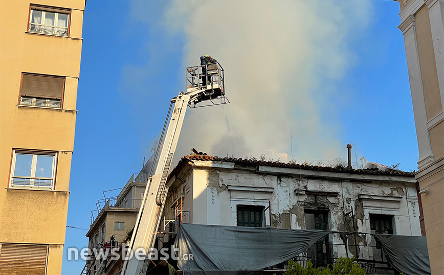 Φωτιά τώρα σε κτήριο στην Αιόλου στο κέντρο της Αθήνας