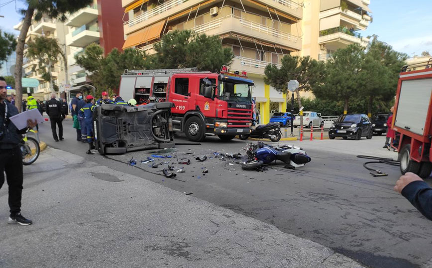 Τροχαίο &#8211; σοκ στον Άλιμο: Οδηγός μηχανής «καρφώθηκε» μέσα στην καμπίνα του αυτοκινήτου και σκοτώθηκε