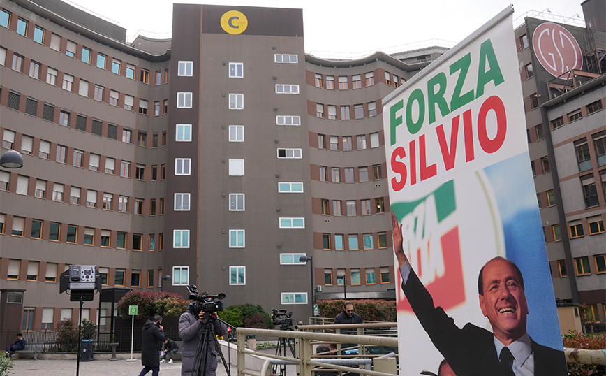 Παραμένει κρίσιμη η κατάσταση του Σίλβιο Μπερλουσκόνι: Κατάφερε να μείνει για λίγο καθιστός στο κρεβάτι