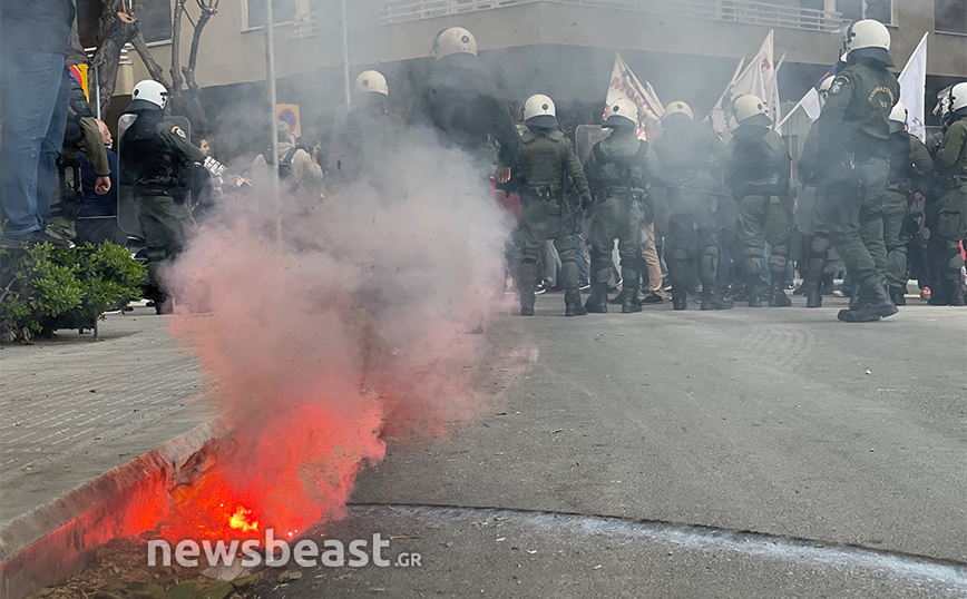 Ένταση και χημικά στην πορεία των εργαζομένων στην αυτοδιοίκηση στο κέντρο της Αθήνας