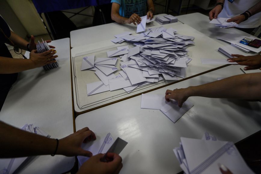 Οι τελευταίες δημοσκοπήσεις στο δρόμο προς τις εκλογές στο μικροσκόπιο του Μαξίμου &#8211; Πού ρίχνει το βάρος η κυβέρνηση