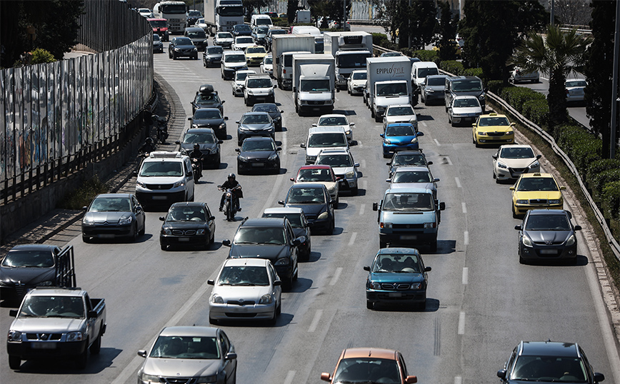 Κίνηση τώρα: Μποτιλιάρισμα στον Κηφισό μετά από σύγκρουση αυτοκινήτου με μοτοσικλέτα